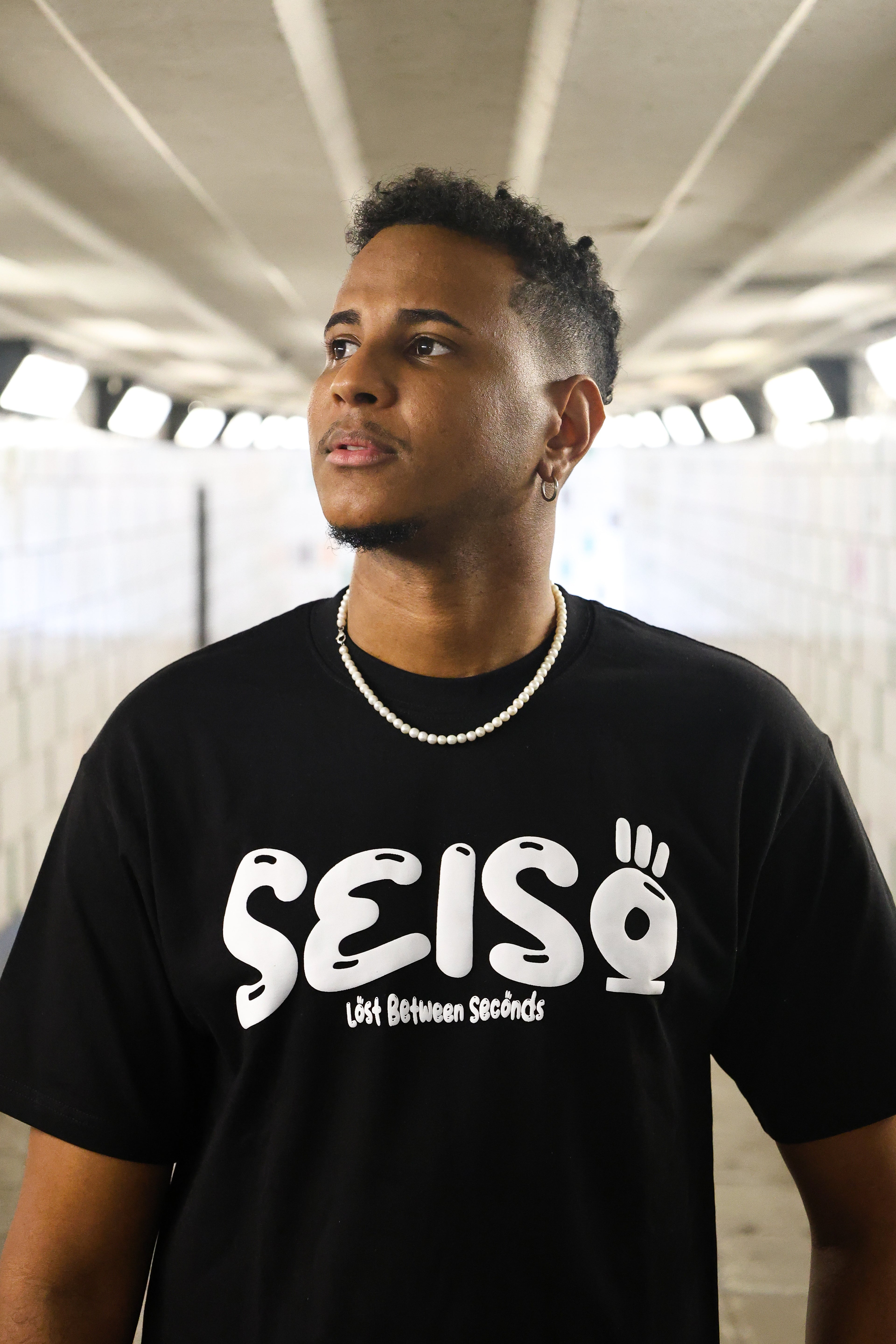 ESCAPE THE ORDINARY PUFF TEE - BLACK/WHITE